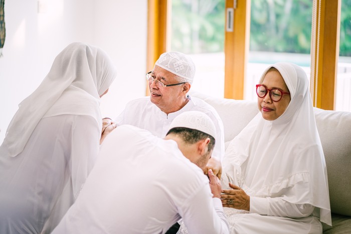 Keutamaan Berbakti kepada Orang Tua Sebagai Bekal Akhirat